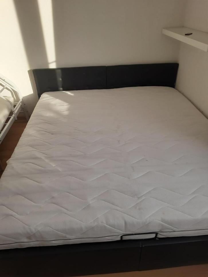 Een tweepersoonsbed met een matras, Huis en Inrichting, Slaapkamer | Bedden, Gebruikt, Tweepersoons, 180 cm, 200 cm, Metaal, Zwart