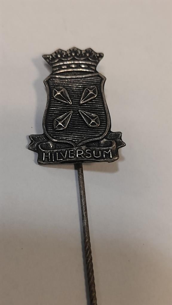 Vintage Hilversum Speldje, Verzamelen, Speldjes, Pins en Buttons, Verzenden, Gebruikt, Stad of Land, Speldje of Pin