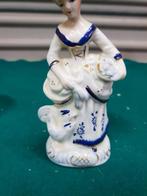 Beeld vrouw met kippen van porselein, gemerkt, Verzamelen, Beelden en Beeldjes, Ophalen of Verzenden