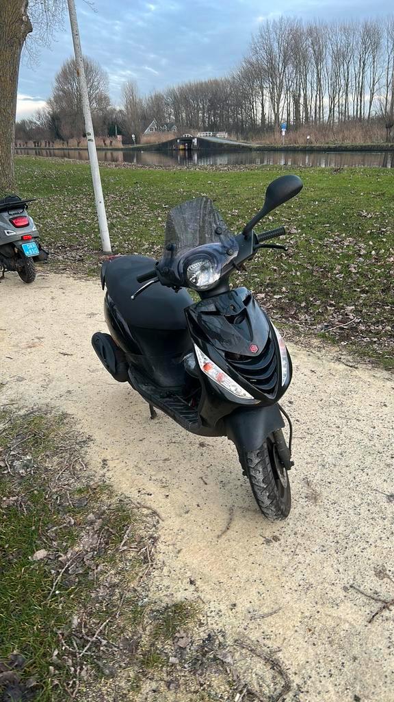 Zip 4 takt 2017 brom, Fietsen en Brommers, Scooters | Piaggio, Zo goed als nieuw, Zip, Benzine, Ophalen