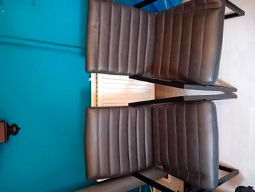 2 eetkamerstoelen  beschikbaar voor biedingen