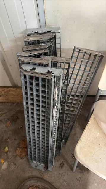 Verzinkte traptredes beschikbaar voor biedingen