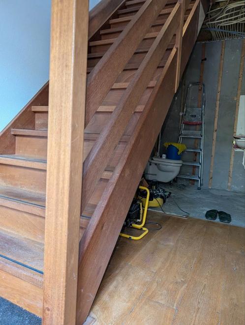 Hardhouten, dichte en rechte trap., Doe-het-zelf en Verbouw, Ladders en Trappen, Gebruikt, Trap, 2 tot 4 meter, Ophalen