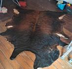 Mooi donker ècht koeienkleed (nieuw 150 euro), Huis en Inrichting, Stoffering | Tapijten en Kleden, Ophalen, 150 tot 200 cm, Zo goed als nieuw