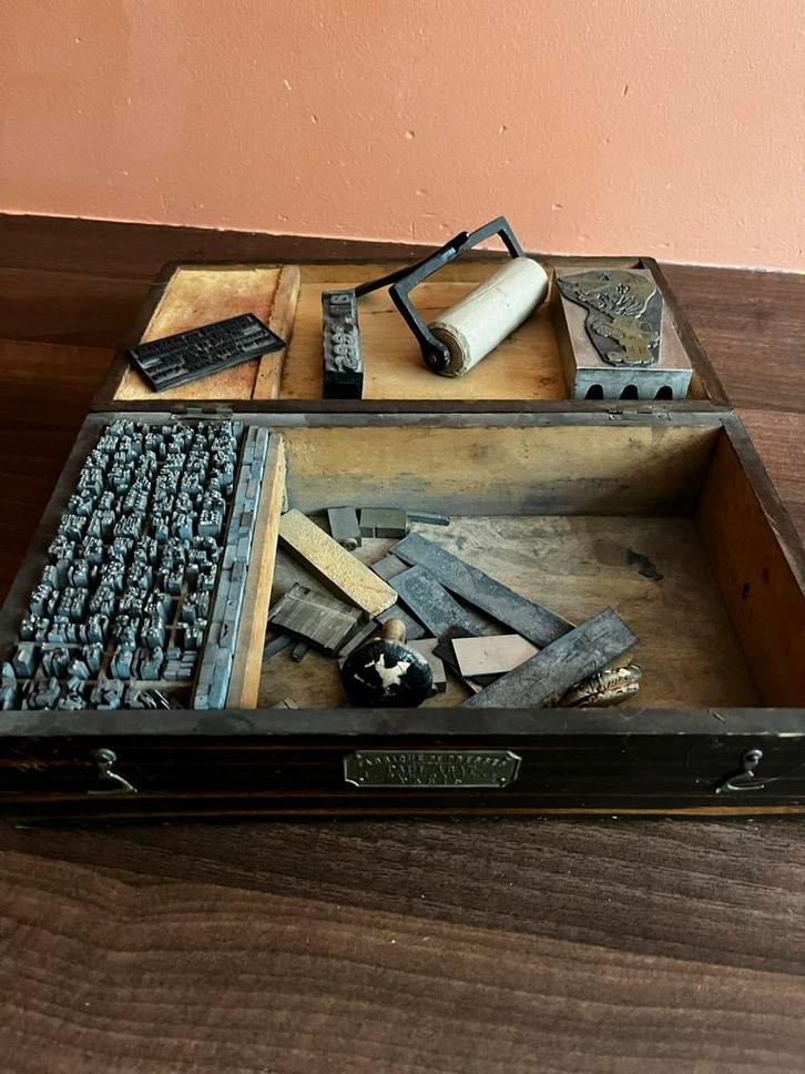 Antieke Drukletters Set Paul Abat Paris, Antiek en Kunst, Antiek | Emaille, Ophalen of Verzenden