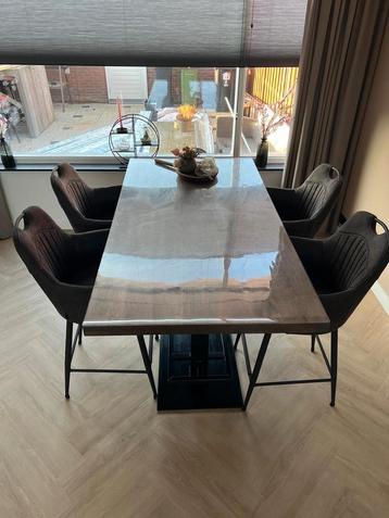 Bar tafel eiken met zwarte stalen poot met voetsteun beschikbaar voor biedingen