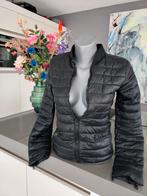 Heerlijke jas van Amisu maat 34 XS met 2 zakken voor, Kleding | Dames, Jassen | Winter, Ophalen of Verzenden, Zo goed als nieuw