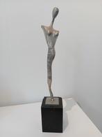 Gestileerde damesfiguur sculptuur, Antiek en Kunst, Kunst | Beelden en Houtsnijwerken, Ophalen of Verzenden