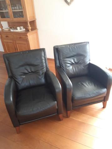 Twee lederen fauteuils / stoelen donkerbruin