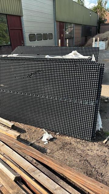 200x110 grindplaten ca. 100 stuks (300m2) prijs p/s beschikbaar voor biedingen