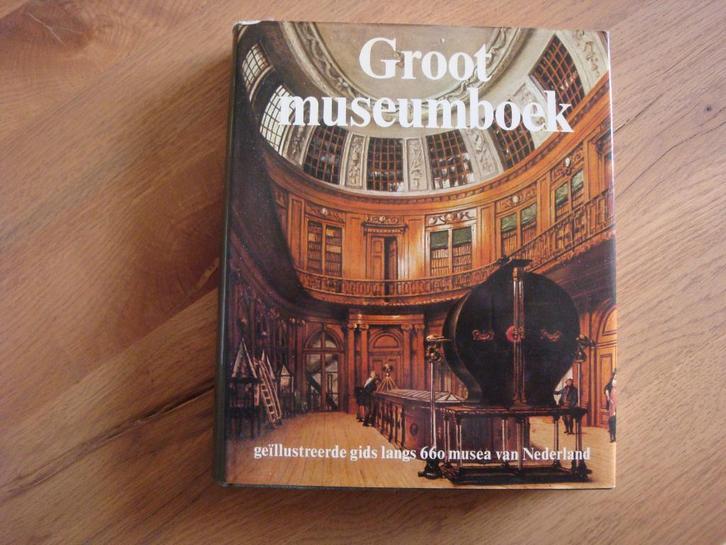 Groot museumboek - overzicht van 660 musea in Nederland, Boeken, Overige Boeken, Zo goed als nieuw, Ophalen of Verzenden