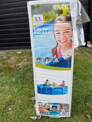 Zwembad met veel accessoires beschikbaar voor biedingen
