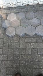 Gratis  6 kantige  stenen, Tuin en Terras, Tegels en Klinkers, Ophalen, Gebruikt, Beton, Klinkers