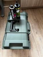 Onderhoudskoffer met kkg schoonmaak materialen en poetstok, Ophalen, Zo goed als nieuw