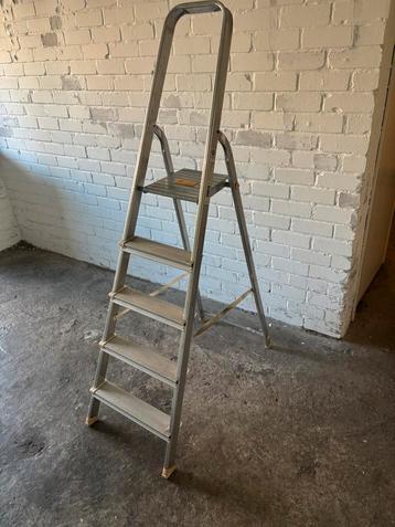 Te koop aluminium trap lengte ongeveer 180 cm beschikbaar voor biedingen