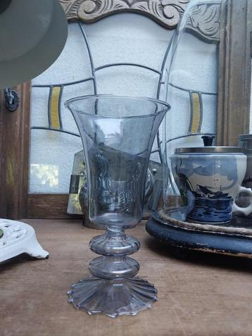 uit oma's kast brocante grijs glas / 16 cm hoog beschikbaar voor biedingen