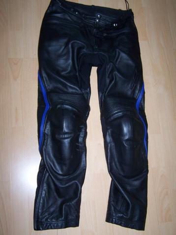 Motorbroek leer zwart met blauwe strepen maat S zgan beschikbaar voor biedingen