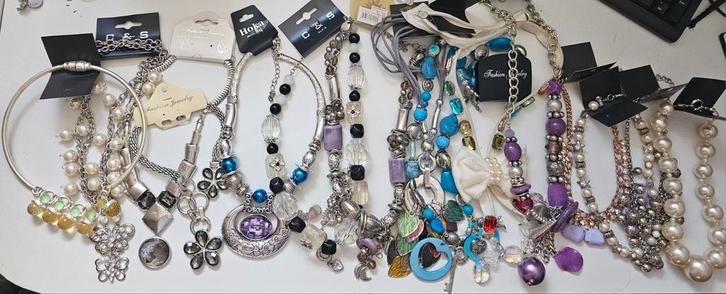Partij nieuwe sieraden: 145 kettingen - voor handel, Sieraden, Tassen en Uiterlijk, Kettingen, Nieuw, Overige materialen, Overige kleuren