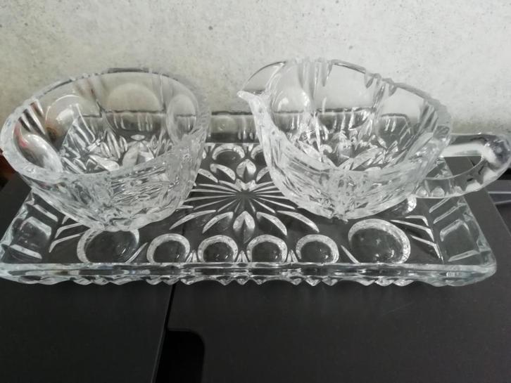 Roomstel van kristal melkkannetje, suikerpot en onderzetter, Antiek en Kunst, Antiek | Glas en Kristal, Ophalen of Verzenden