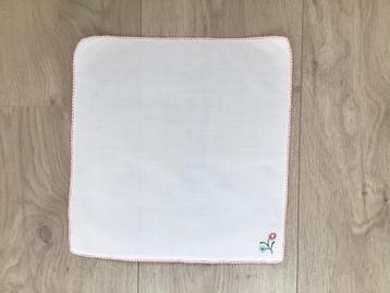 Mooi zakdoekje…vintage + handwerk = omgehaakt + geborduurd… beschikbaar voor biedingen