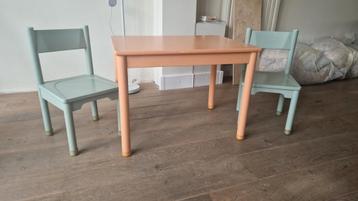 Degelijke Kinder tafel en 2 stoelen beschikbaar voor biedingen