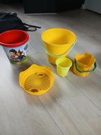 Diversen emmers en een zeef, Ophalen