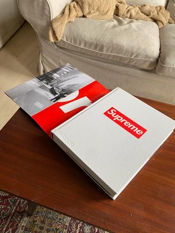 Supreme boek - nooit gebruikt (Phaidon) beschikbaar voor biedingen