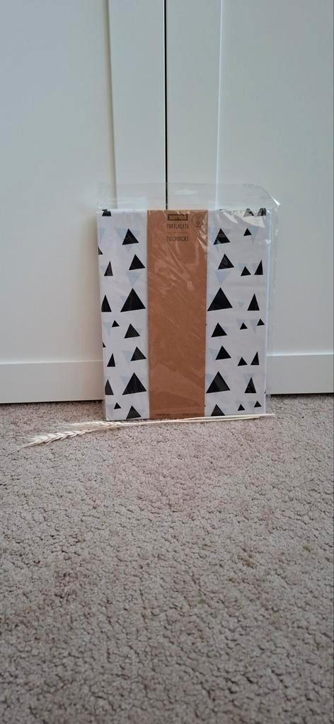 Tafelkleed met driehoekjes - Nieuw!, Huis en Inrichting, Keuken | Textiel, Nieuw, Tafelkleed of Tafelzeil, Ophalen of Verzenden