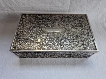 (E) Vintage met reliëf versierde verzilverde sieradendoos. beschikbaar voor biedingen