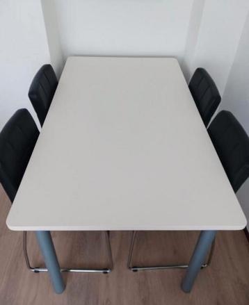 Eettafel met 4 stoelen in goede conditie! beschikbaar voor biedingen