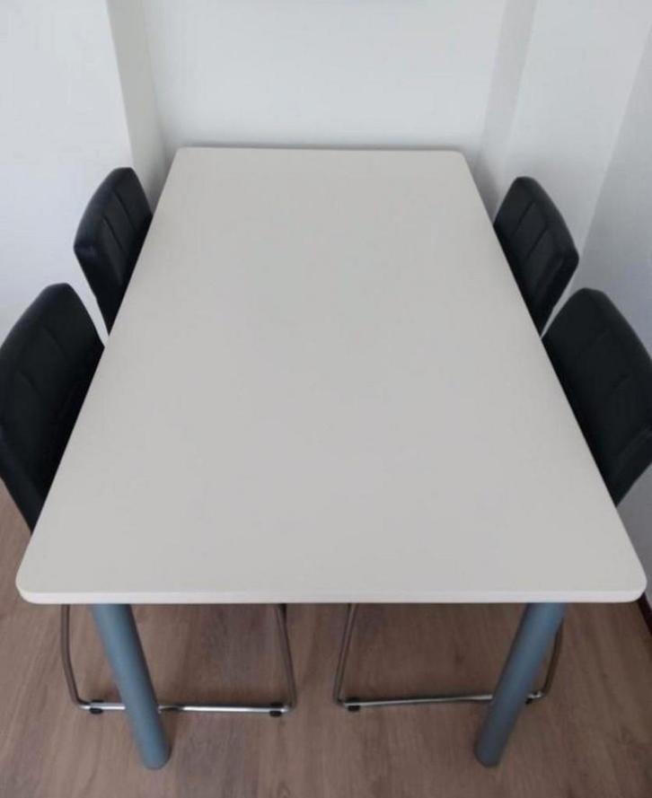 Eettafel met 4 stoelen in goede conditie!, Huis en Inrichting, Complete eetkamers, Zo goed als nieuw, 4 tot 6 stoelen, Ophalen