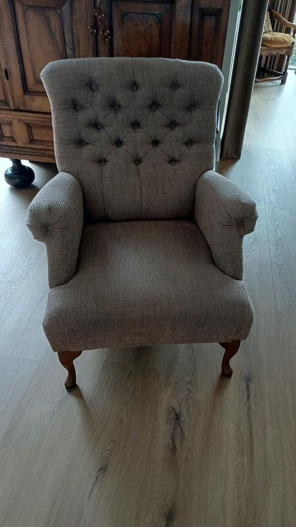 Gecapitonneerde fauteuil met Queen Ann poten, Huis en Inrichting, Fauteuils, Zo goed als nieuw, Hout, Stof, 50 tot 75 cm, 75 tot 100 cm
