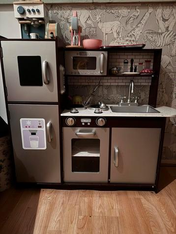 Speelkeuken met veel spullen beschikbaar voor biedingen