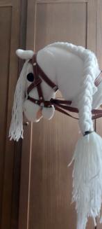 Witte hobby Horse met lange manen, met hoofdstel & borsttuig, Hobby en Vrije tijd, Ophalen of Verzenden, Zo goed als nieuw