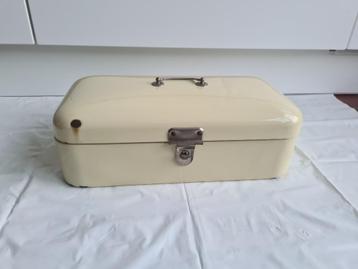 Vintage / email broodtrommel (lichte roomkleur) beschikbaar voor biedingen