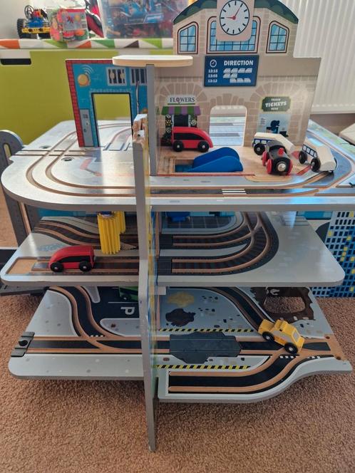 Grote houten autodek (3 lagen) + ikea houten treinbaan, Kinderen en Baby's, Speelgoed | Houten speelgoed, Gebruikt, Overige typen