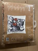 Borduurpakket - Kat met strik - Nieuw, Ophalen of Verzenden, Nieuw, Handborduren, Borduurpakket