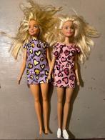 2 barbies barbiepoppen met hartjes pyama jurk Mattel poppen, Kinderen en Baby's, Speelgoed | Poppen, Ophalen of Verzenden, Zo goed als nieuw