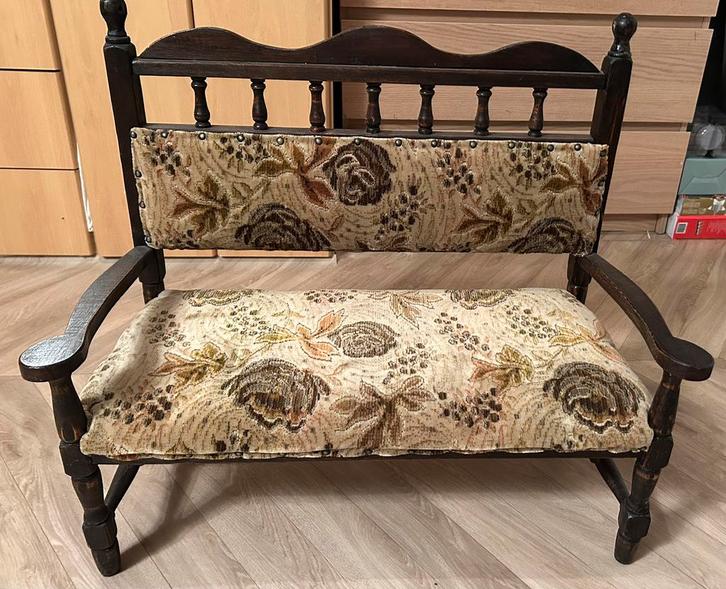 Antiek Poppenbankje met Bloemmotief, Verzamelen, Poppen, Zo goed als nieuw, Pop, Ophalen