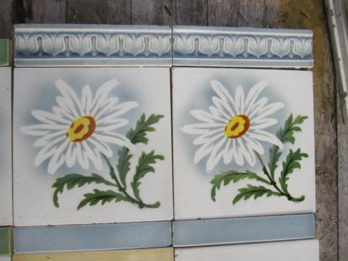 25 stuks Art nouveau wandtegels met Margriet, grijsblauw, Antiek en Kunst, Antiek | Wandborden en Tegels, Ophalen