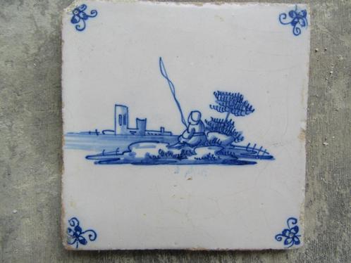 een antieke wandtegel met een eenzame visser., Antiek en Kunst, Antiek | Wandborden en Tegels, Ophalen of Verzenden