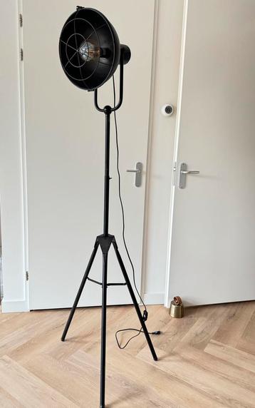Industriële vloerlamp beschikbaar voor biedingen