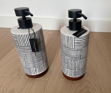 New Tahari Home Soap Dispensers – Set of 2 | Ceramic & Wood beschikbaar voor biedingen