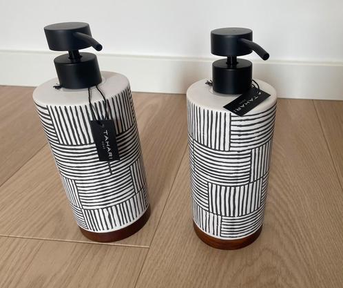 New Tahari Home Soap Dispensers – Set of 2 | Ceramic & Wood, Huis en Inrichting, Badkamer | Badtextiel en Accessoires, Nieuw, Overige typen