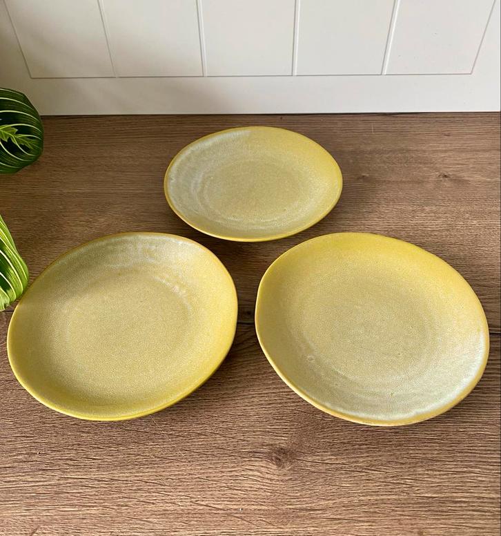 Set van 3 gele borden Casa Vivante, Huis en Inrichting, Keuken | Servies, Zo goed als nieuw, Bord(en), Effen, Aardewerk, Ophalen of Verzenden