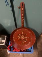 Decoratieve vintage pan met bloemmotief, Antiek en Kunst, Antiek | Keukenbenodigdheden, Ophalen of Verzenden