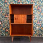 Vintage Deense boekenkast met schuifdeuren, Huis en Inrichting, Kasten | Boekenkasten, 50 tot 100 cm, Met deur(en), 25 tot 50 cm