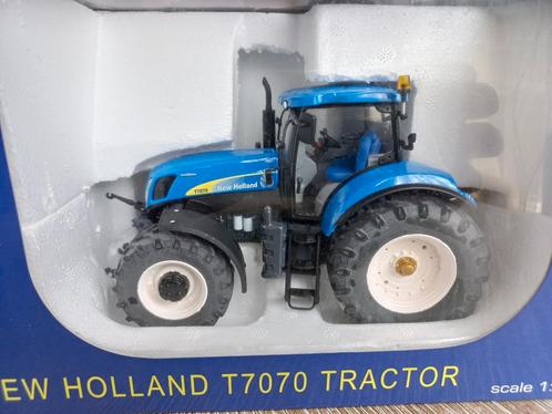 New Holland T7070 Trekker Ros, Hobby en Vrije tijd, Modelauto's | 1:32, Nieuw, Tractor of Landbouw, Overige merken, Ophalen of Verzenden