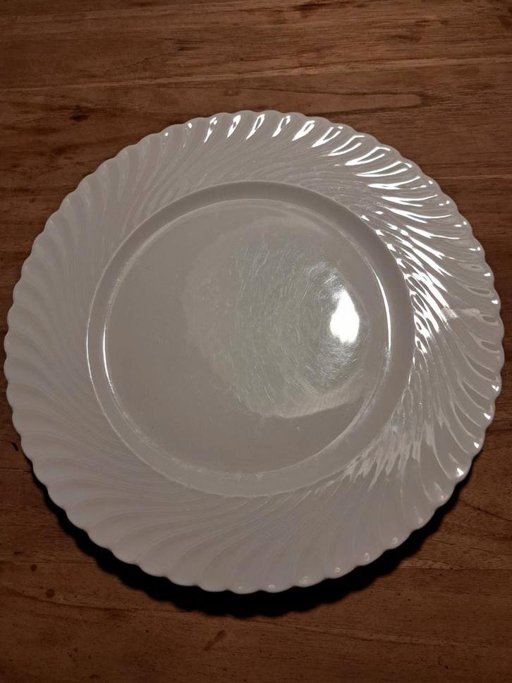 2 Witte Porseleinen Borden met Golvende Rand, Antiek en Kunst, Antiek | Servies los, Ophalen