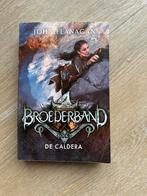 Broederband boek 7: De Caldera - John Flanagan, Ophalen of Verzenden, Zo goed als nieuw